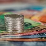 stos monet leżący na zagranicznych banknotach