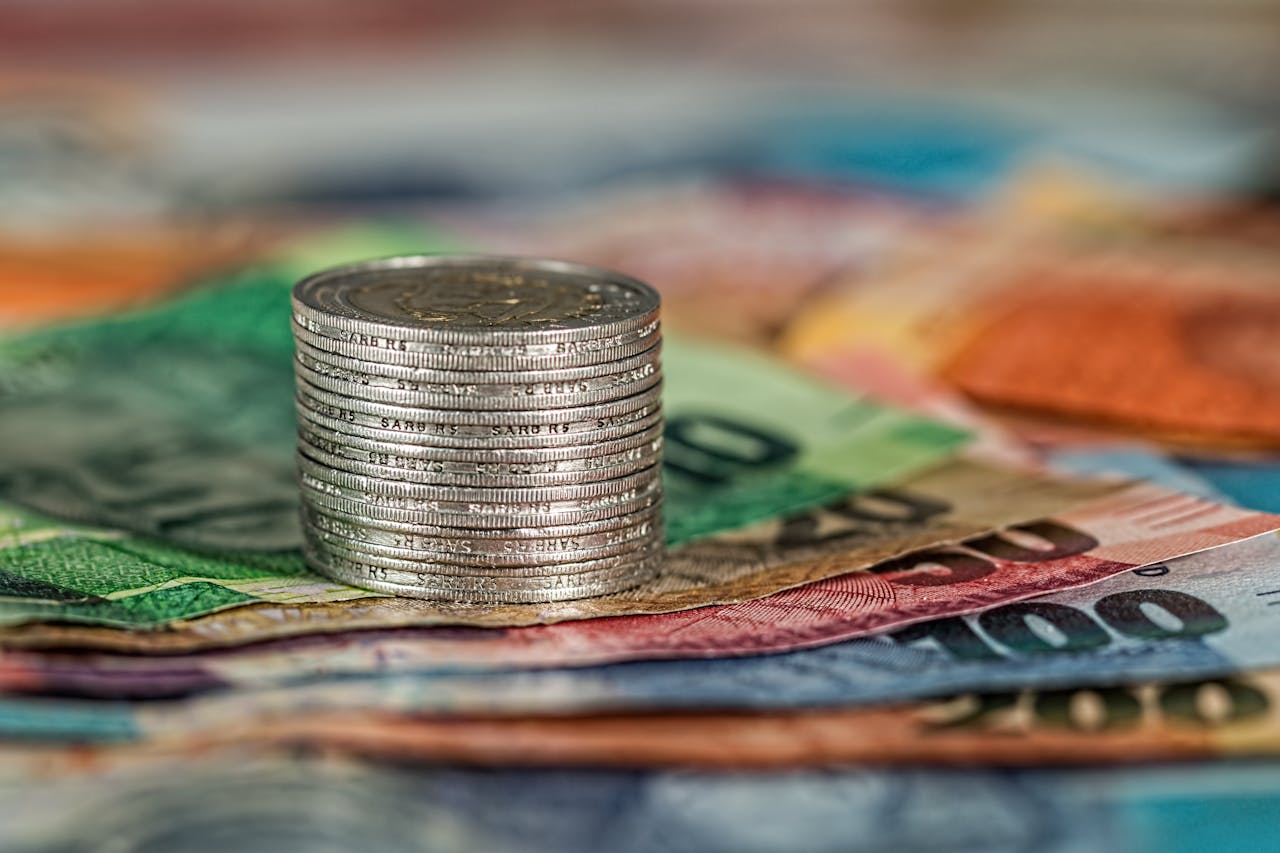 stos monet leżący na zagranicznych banknotach