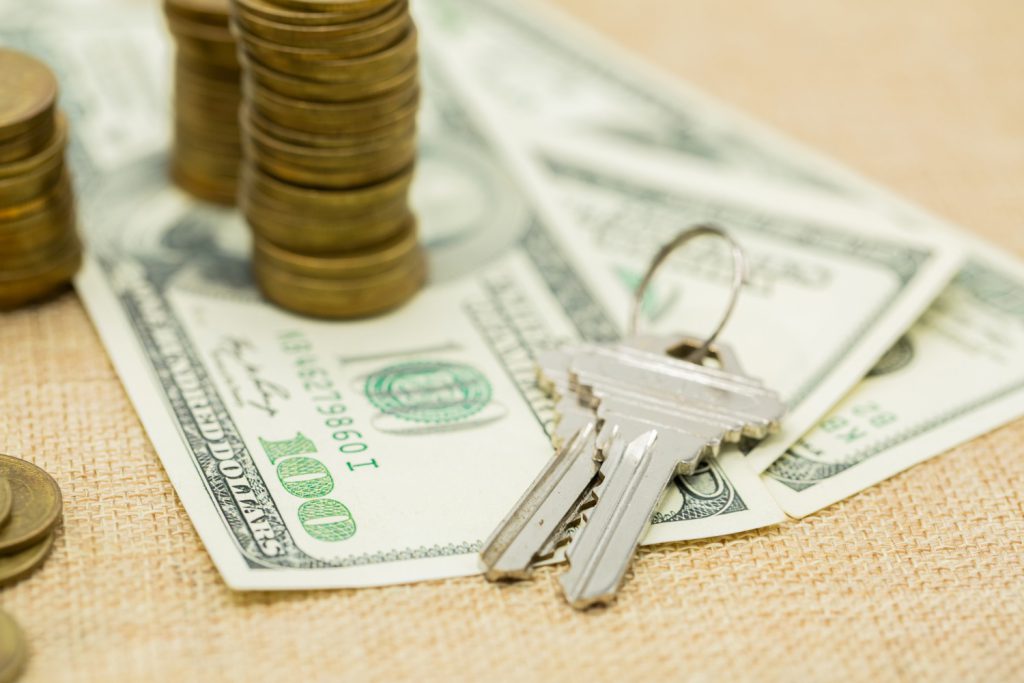 Pieniądze i klucze na stole